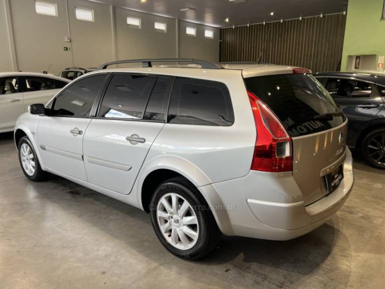 RENAULT - MÉGANE - 2011/2012 - Prata - R$ 34.900,00