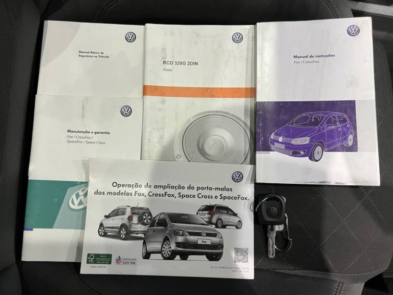 VOLKSWAGEN - FOX - 2013/2014 - Prata - R$ 42.900,00