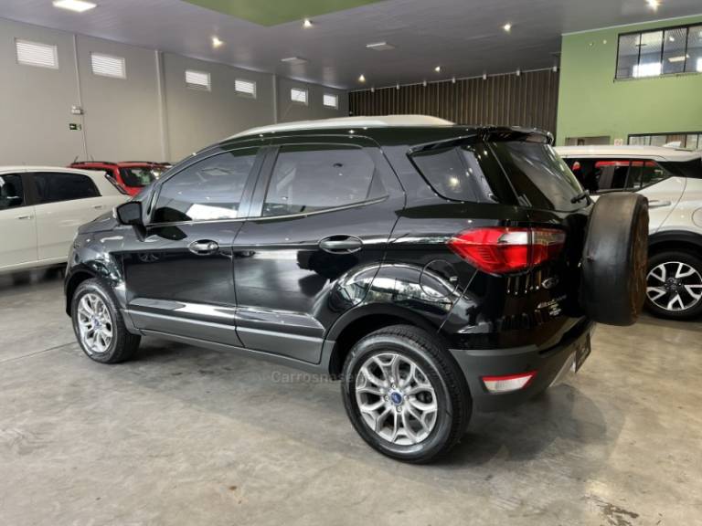 FORD - ECOSPORT - 2016/2017 - Preta - R$ 61.900,00