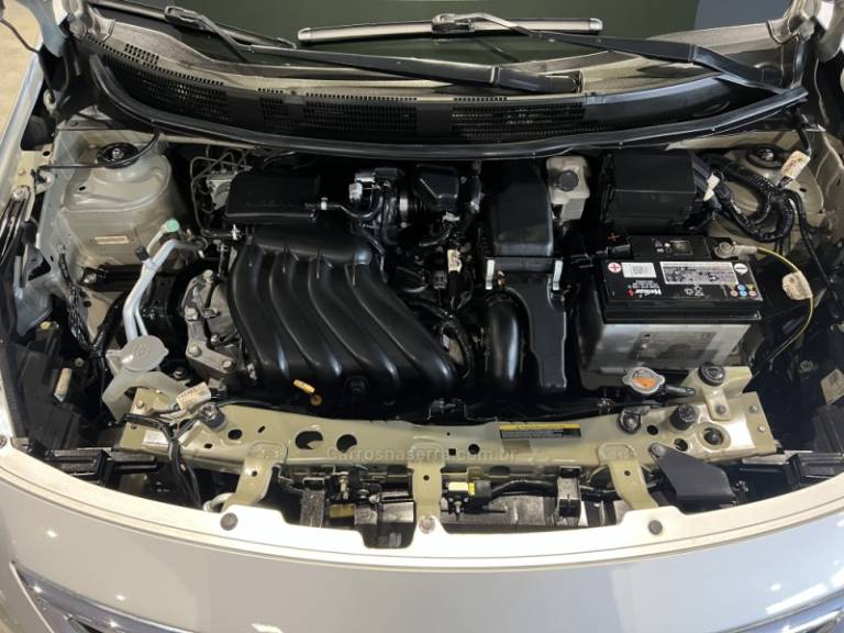 NISSAN - VERSA - 2018/2018 - Prata - R$ 57.900,00