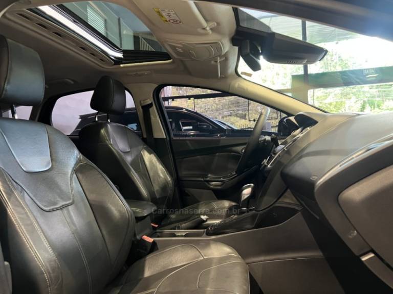 FORD - FOCUS - 2015/2016 - Azul - R$ 65.900,00