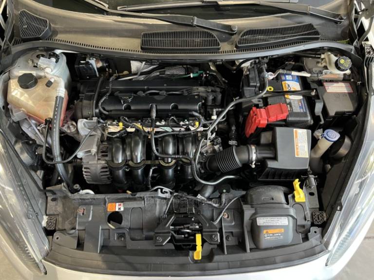 FORD - FIESTA - 2013/2014 - Prata - R$ 41.900,00