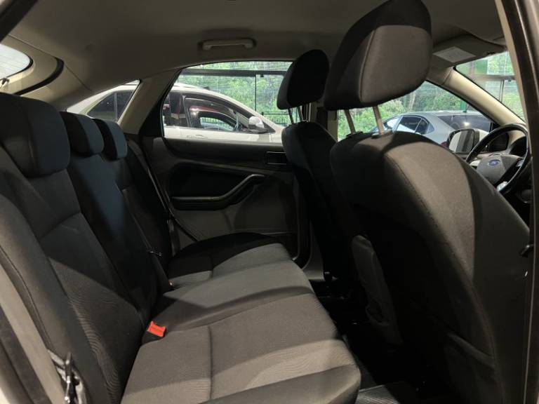 FORD - FOCUS - 2012/2013 - Branca - R$ 41.900,00