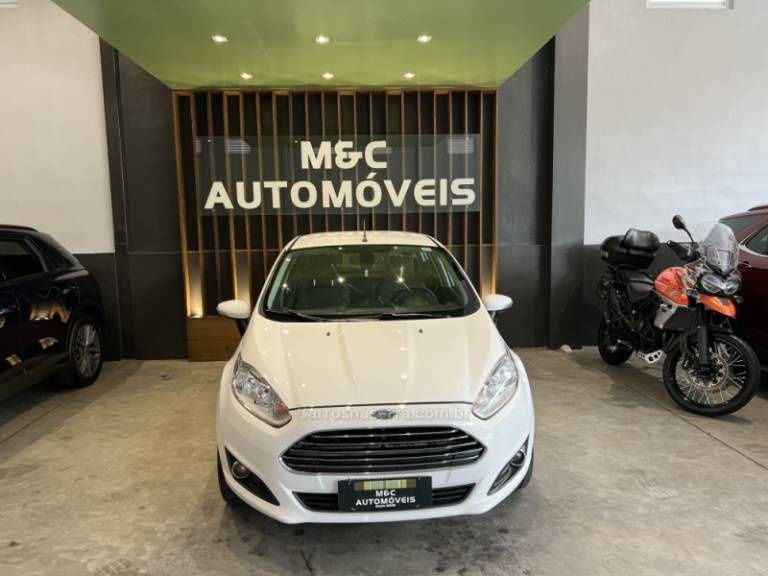 FORD - FIESTA - 2014/2015 - Branca - R$ 46.900,00