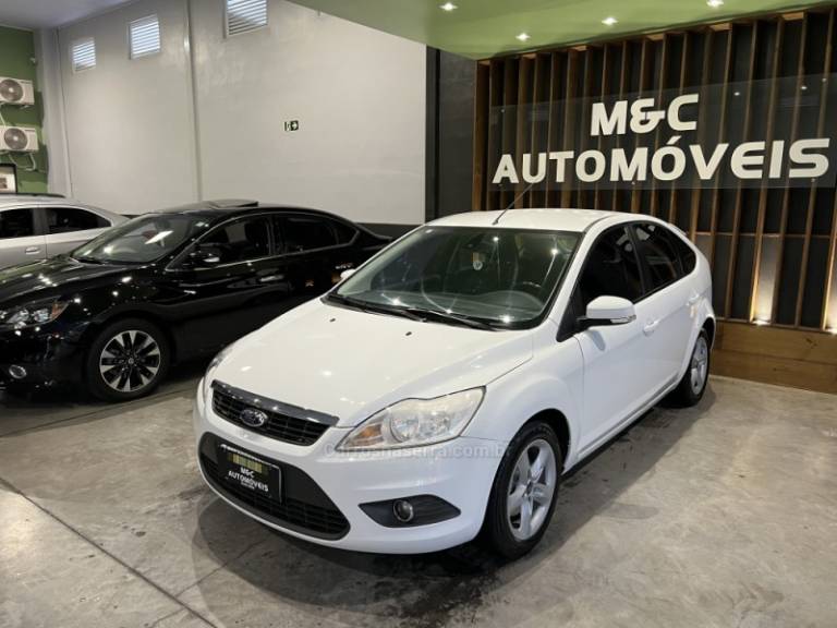 FORD - FOCUS - 2012/2013 - Branca - R$ 41.900,00