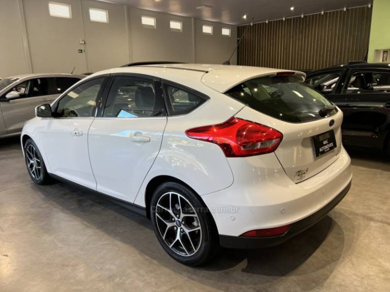 FORD - FOCUS - 2016/2016 - Branca - R$ 66.900,00