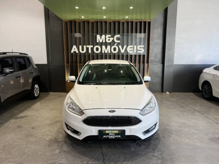 FORD - FOCUS - 2017/2018 - Branca - R$ 58.900,00