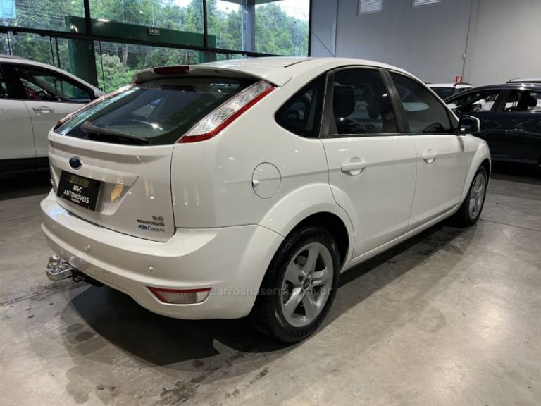 FORD - FOCUS - 2012/2013 - Branca - R$ 41.900,00