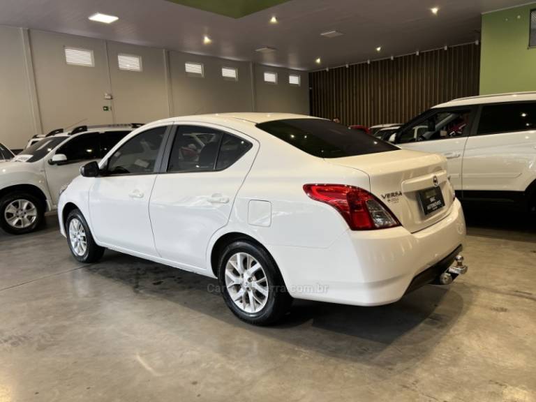 NISSAN - VERSA - 2018/2019 - Branca - R$ 59.900,00