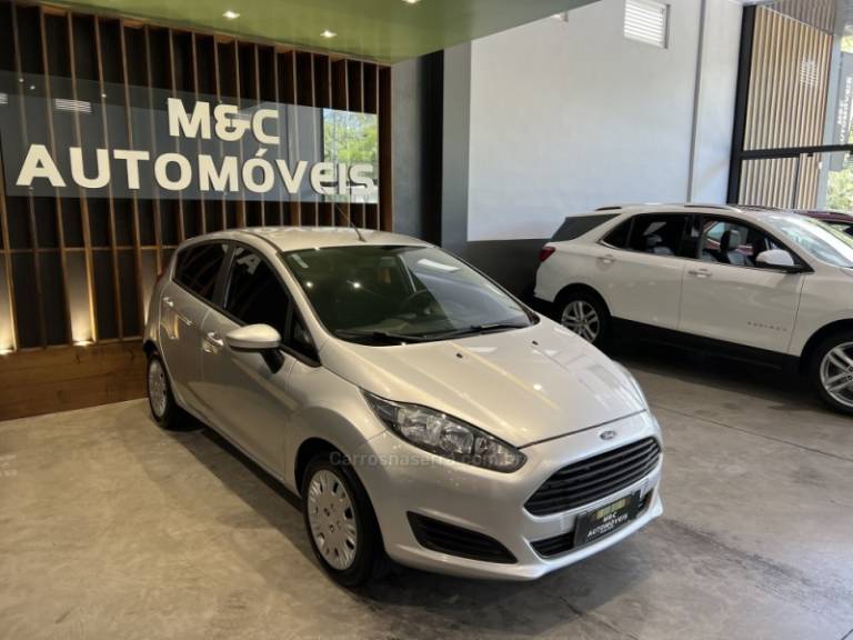 FORD - FIESTA - 2013/2014 - Prata - R$ 41.900,00