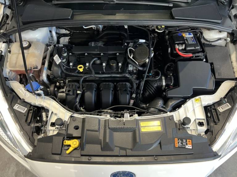 FORD - FOCUS - 2017/2018 - Branca - R$ 58.900,00