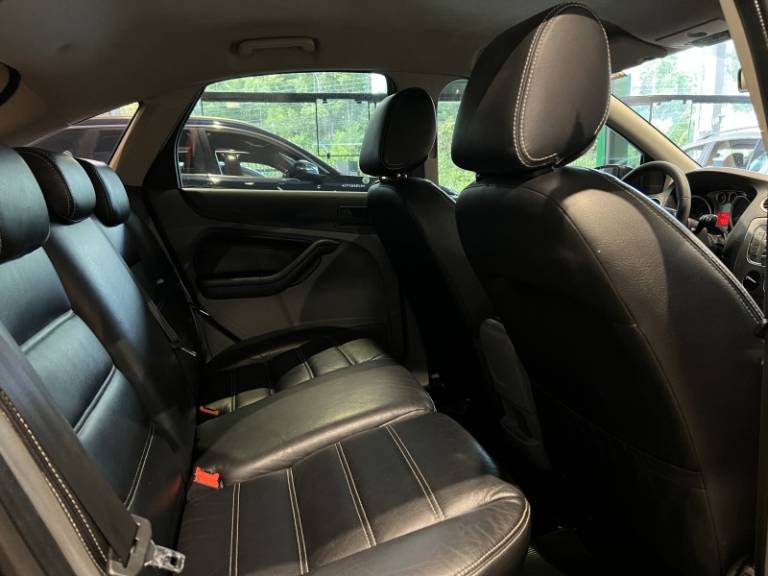 FORD - FOCUS - 2010/2011 - Preta - R$ 42.900,00