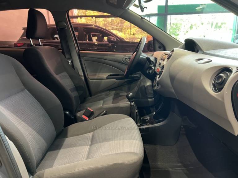 TOYOTA - ETIOS - 2013/2013 - Cinza - R$ 41.900,00