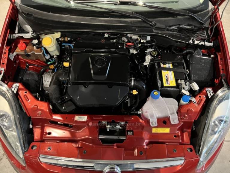 FIAT - PUNTO - 2015/2016 - Vermelha - R$ 46.900,00