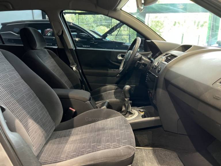 RENAULT - MÉGANE - 2011/2012 - Prata - R$ 34.900,00