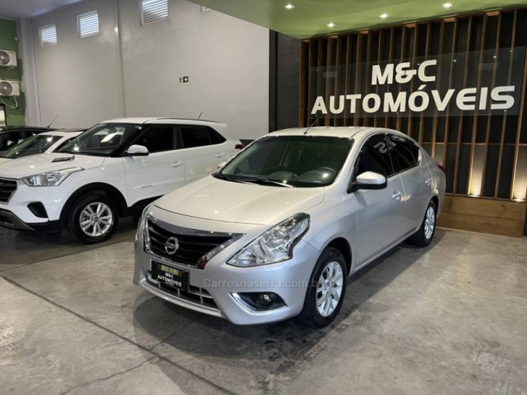 NISSAN - VERSA - 2018/2018 - Prata - R$ 57.900,00