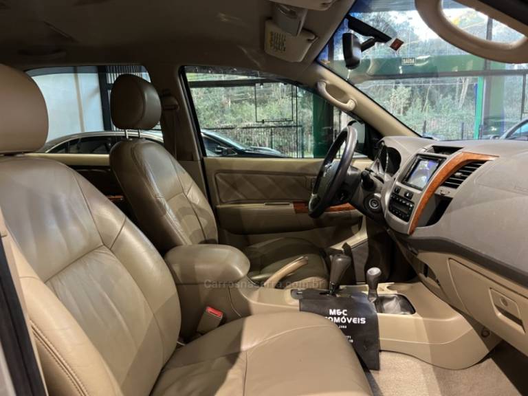 TOYOTA - HILUX SW4 - 2008/2009 - Prata - R$ 109.900,00