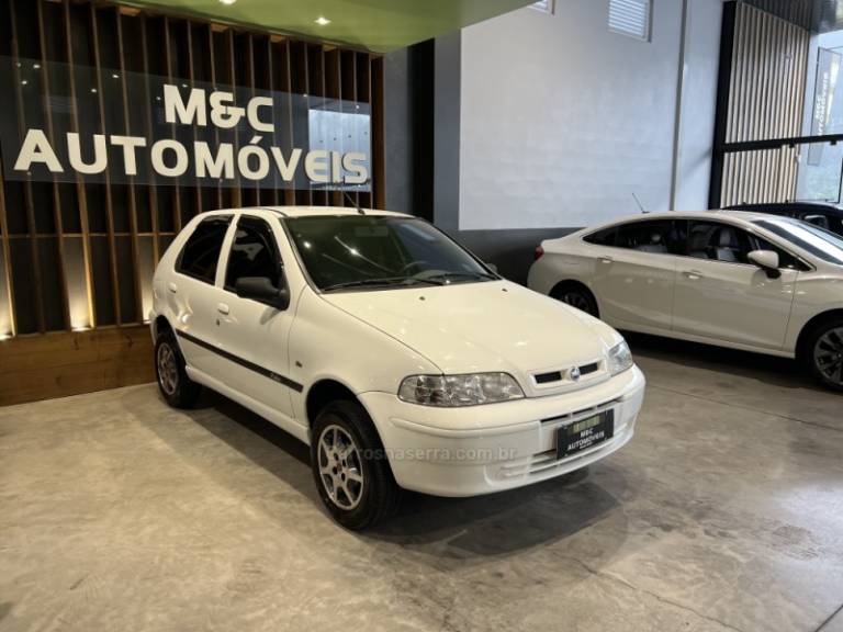 FIAT - PALIO - 2003/2004 - Branca - R$ 16.900,00