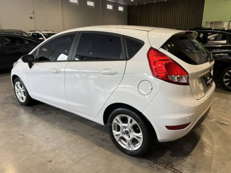 FORD - FIESTA - 2013/2014 - Branca - R$ 42.900,00
