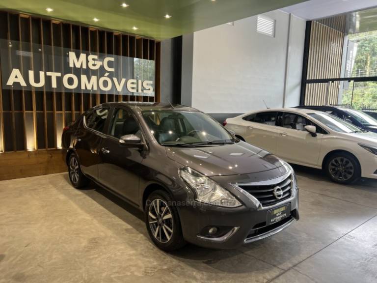 NISSAN - VERSA - 2018/2018 - Cinza - R$ 61.900,00
