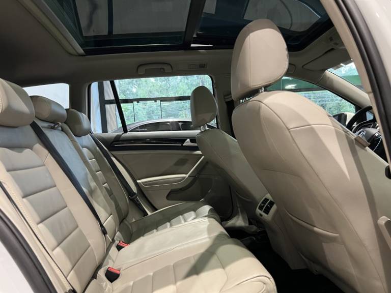 VOLKSWAGEN - GOLF - 2015/2016 - Branca - R$ 87.900,00