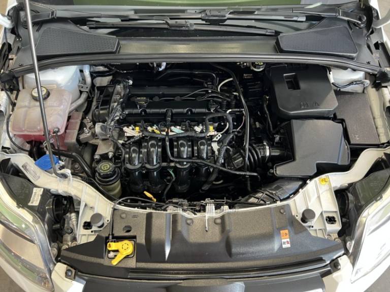 FORD - FOCUS - 2014/2015 - Branca - R$ 53.900,00