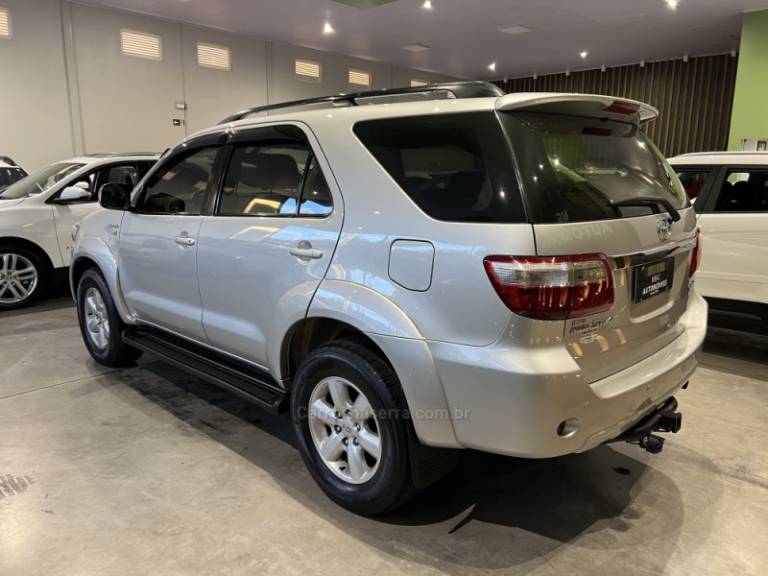 TOYOTA - HILUX SW4 - 2008/2009 - Prata - R$ 109.900,00