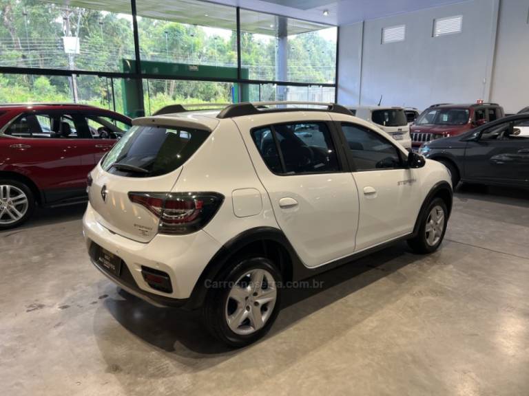 RENAULT - SANDERO - 2021/2022 - Branca - R$ 65.900,00