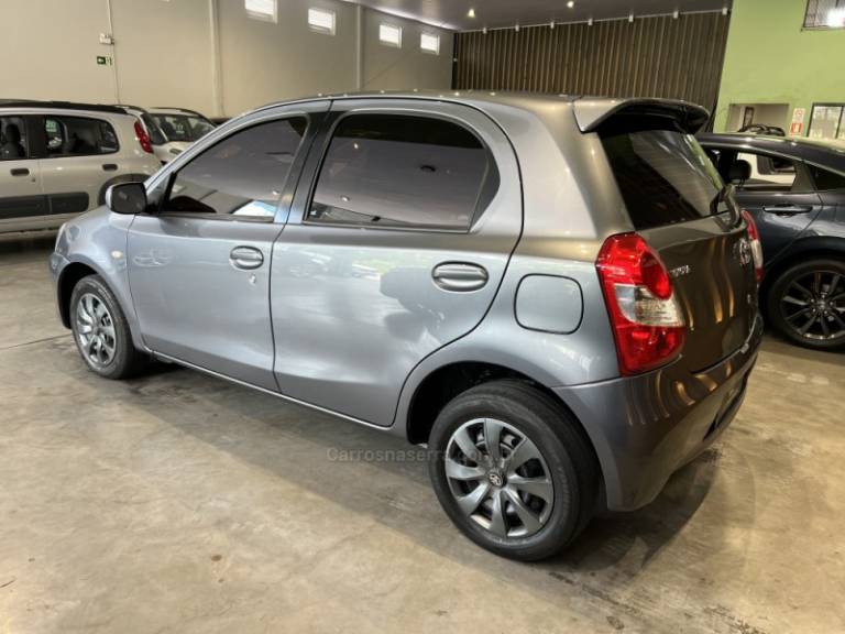 TOYOTA - ETIOS - 2013/2013 - Cinza - R$ 41.900,00