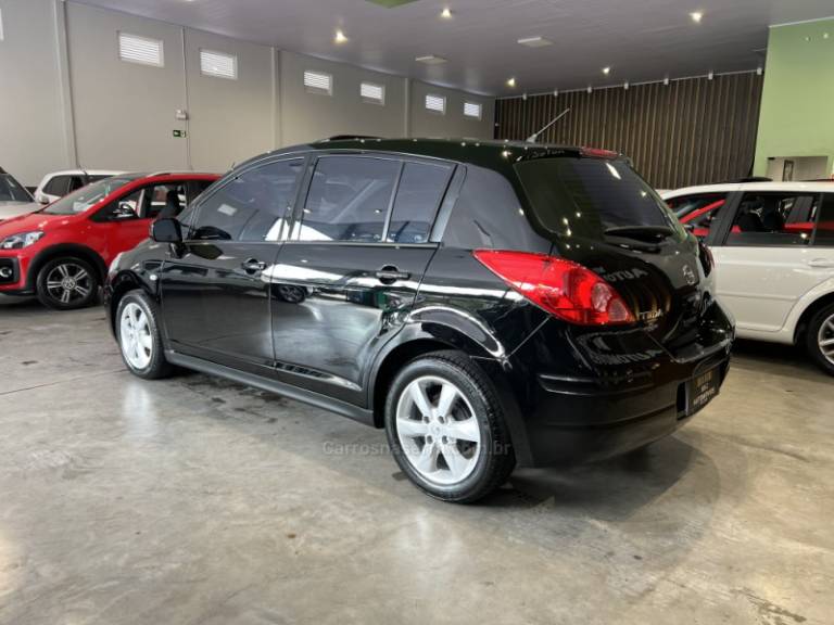 NISSAN - TIIDA - 2010/2011 - Preta - R$ 41.900,00