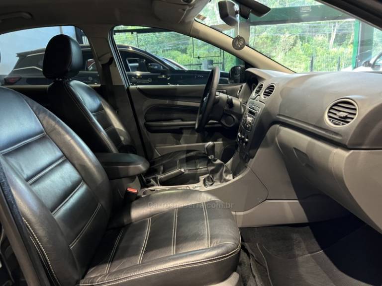 FORD - FOCUS - 2010/2011 - Preta - R$ 42.900,00