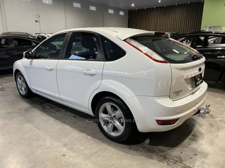 FORD - FOCUS - 2012/2013 - Branca - R$ 41.900,00