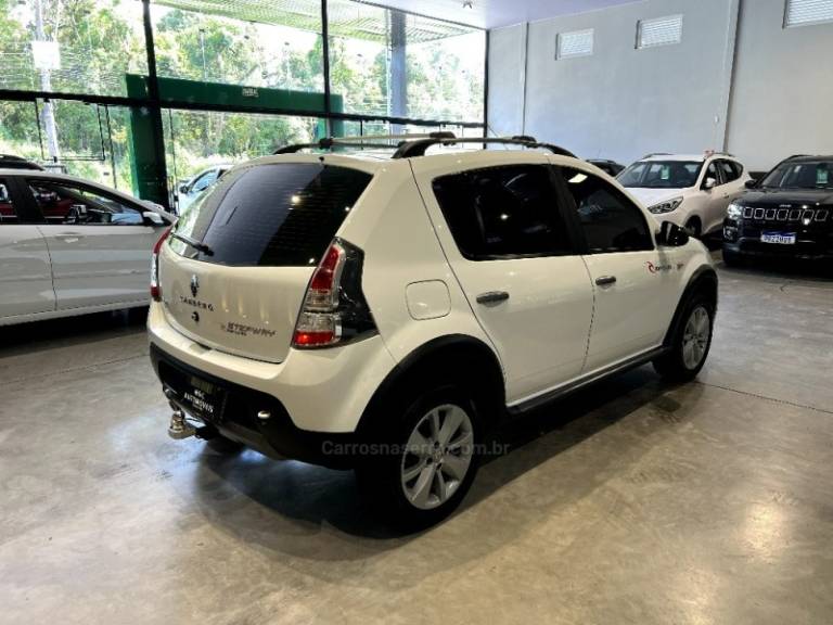 RENAULT - SANDERO - 2012/2012 - Branca - R$ 37.900,00