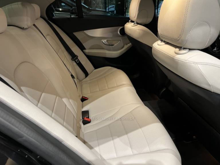 MERCEDES-BENZ - C 180 - 2014/2015 - Preta - R$ 101.900,00