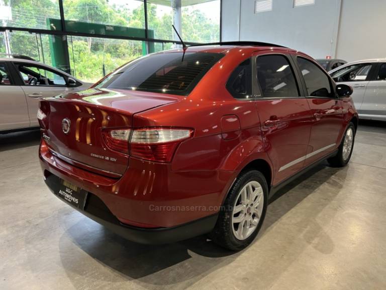 FIAT - SIENA - 2013/2014 - Vermelha - R$ 39.900,00