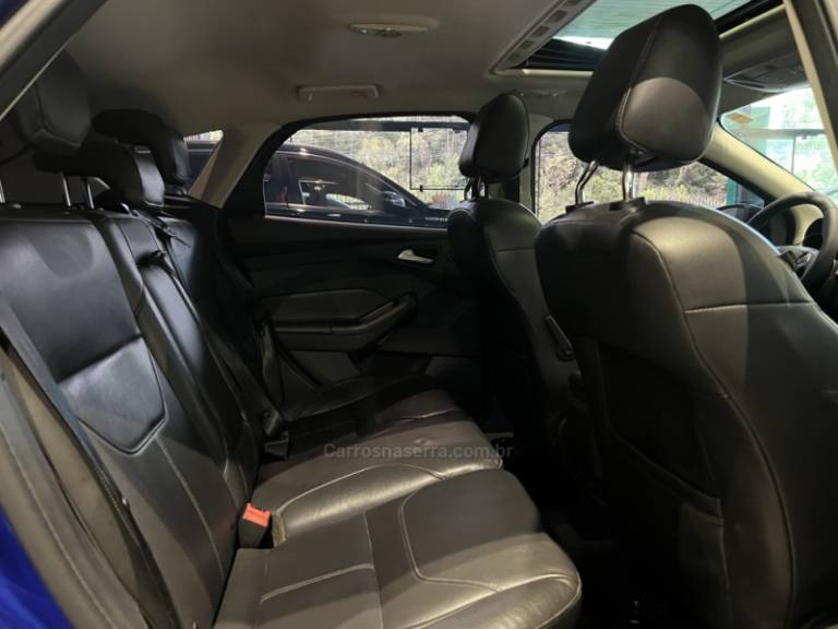 FORD - FOCUS - 2015/2016 - Azul - R$ 65.900,00