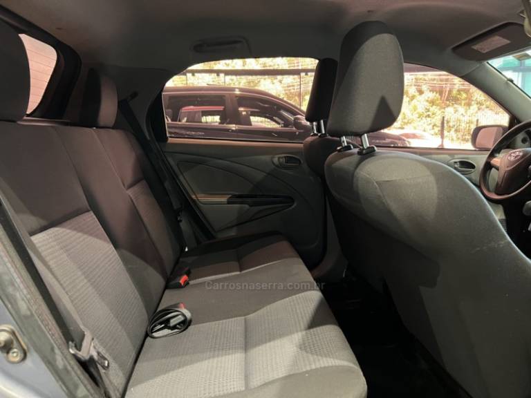 TOYOTA - ETIOS - 2013/2013 - Cinza - R$ 41.900,00