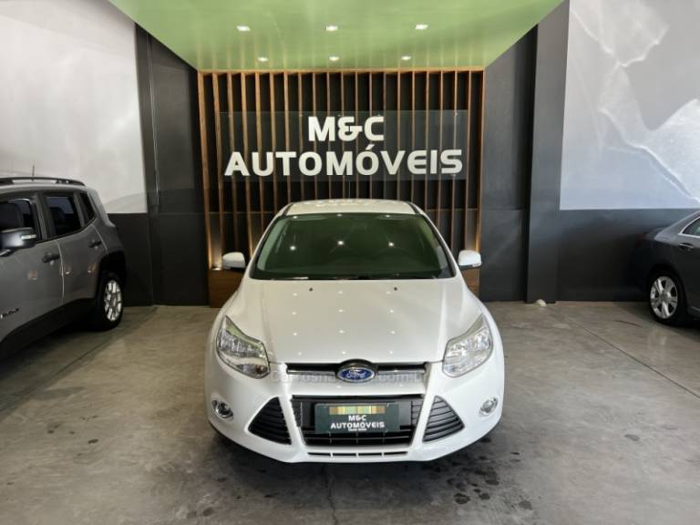 FORD - FOCUS - 2014/2015 - Branca - R$ 53.900,00