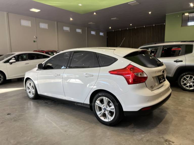 FORD - FOCUS - 2014/2015 - Branca - R$ 53.900,00