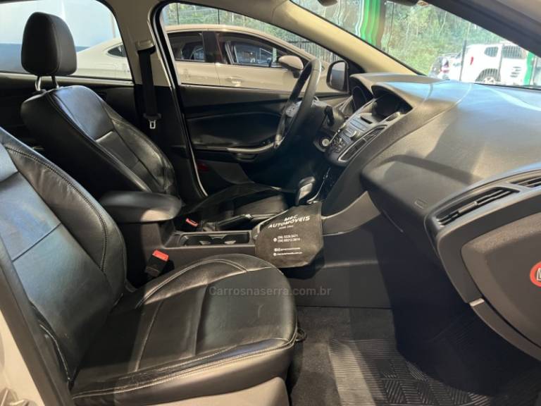 FORD - FOCUS - 2017/2018 - Branca - R$ 58.900,00