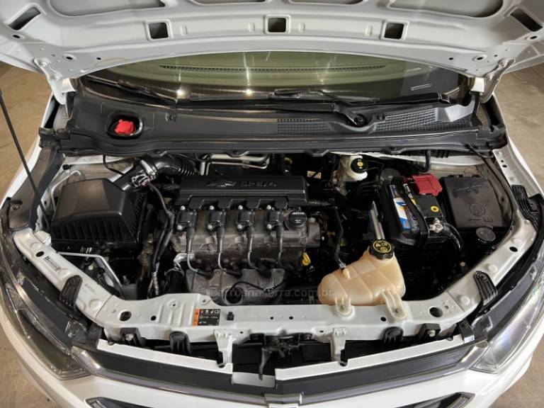 CHEVROLET - ONIX - 2017/2018 - Branca - R$ 61.900,00