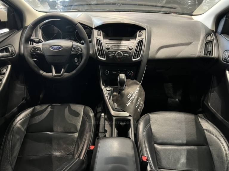 FORD - FOCUS - 2017/2018 - Branca - R$ 58.900,00