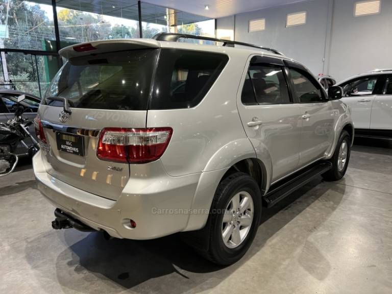 TOYOTA - HILUX SW4 - 2008/2009 - Prata - R$ 109.900,00