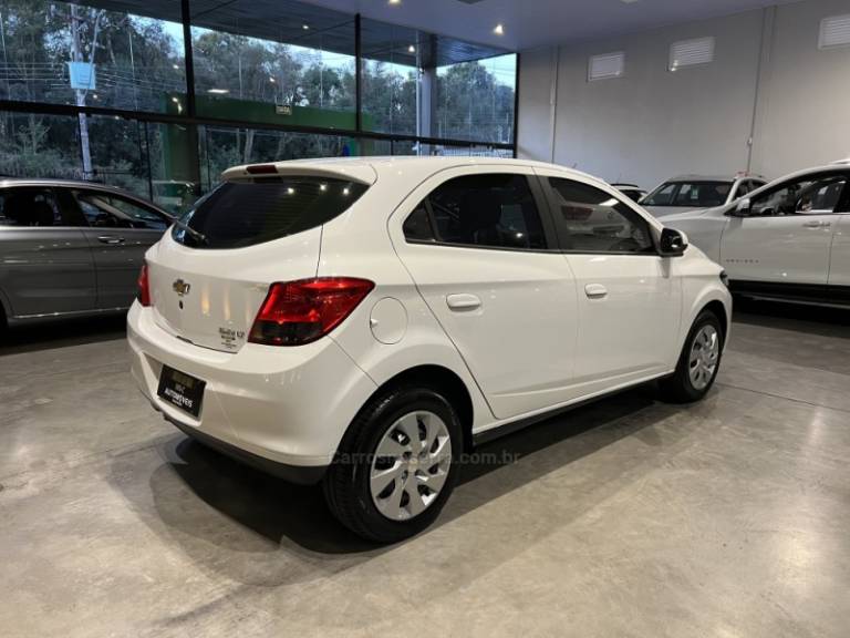CHEVROLET - ONIX - 2014/2015 - Branca - R$ 49.900,00