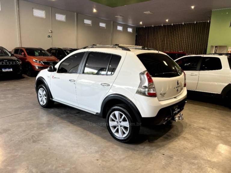 RENAULT - SANDERO - 2012/2012 - Branca - R$ 37.900,00