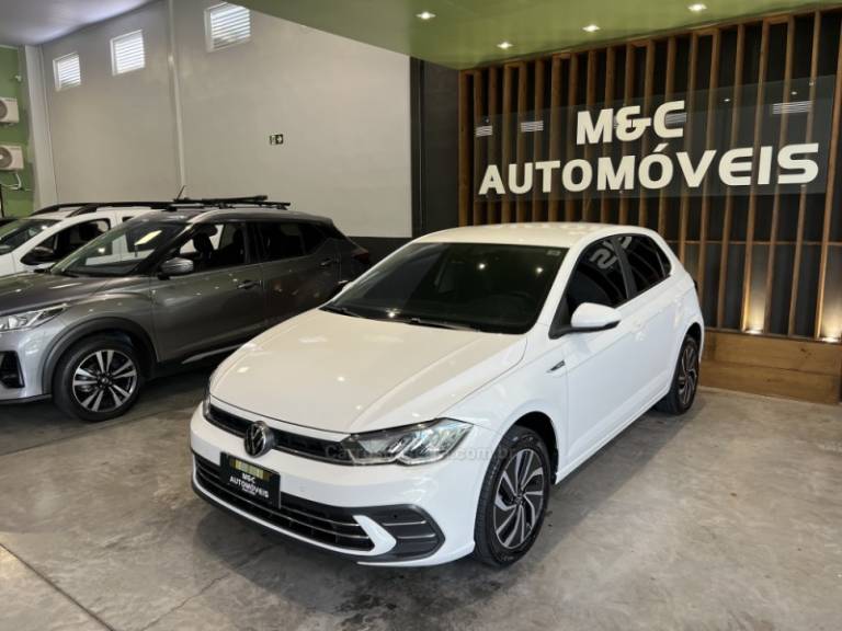 VOLKSWAGEN - POLO - 2023/2023 - Branca - R$ 91.900,00