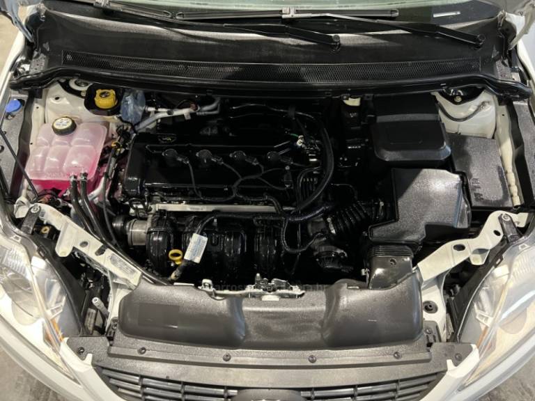 FORD - FOCUS - 2012/2013 - Branca - R$ 41.900,00