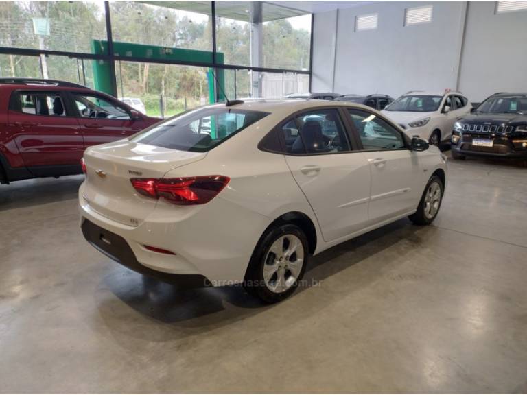 CHEVROLET - ONIX - 2024/2025 - Branca - R$ 107.900,00