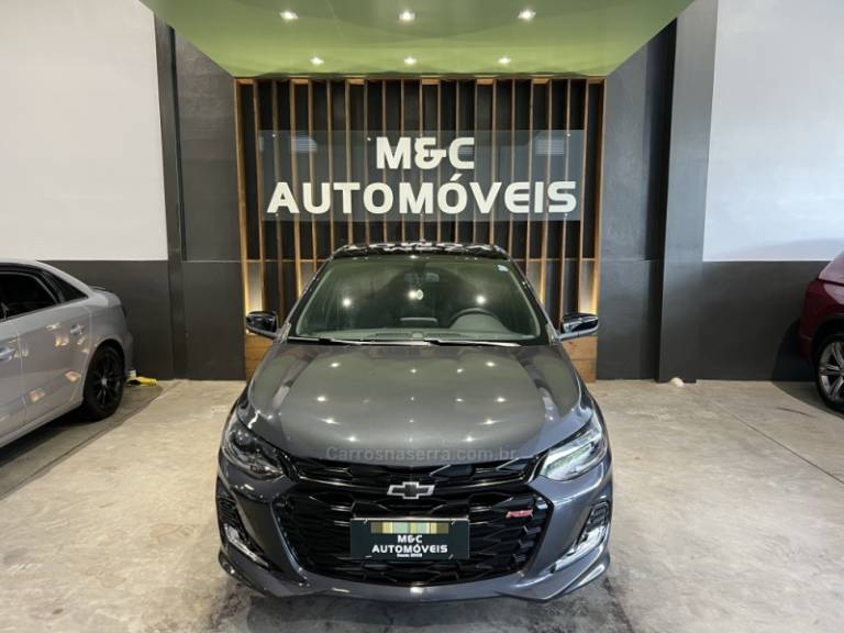 CHEVROLET - ONIX - 2023/2024 - Cinza - R$ 92.900,00
