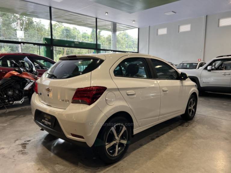 CHEVROLET - ONIX - 2017/2018 - Branca - R$ 61.900,00